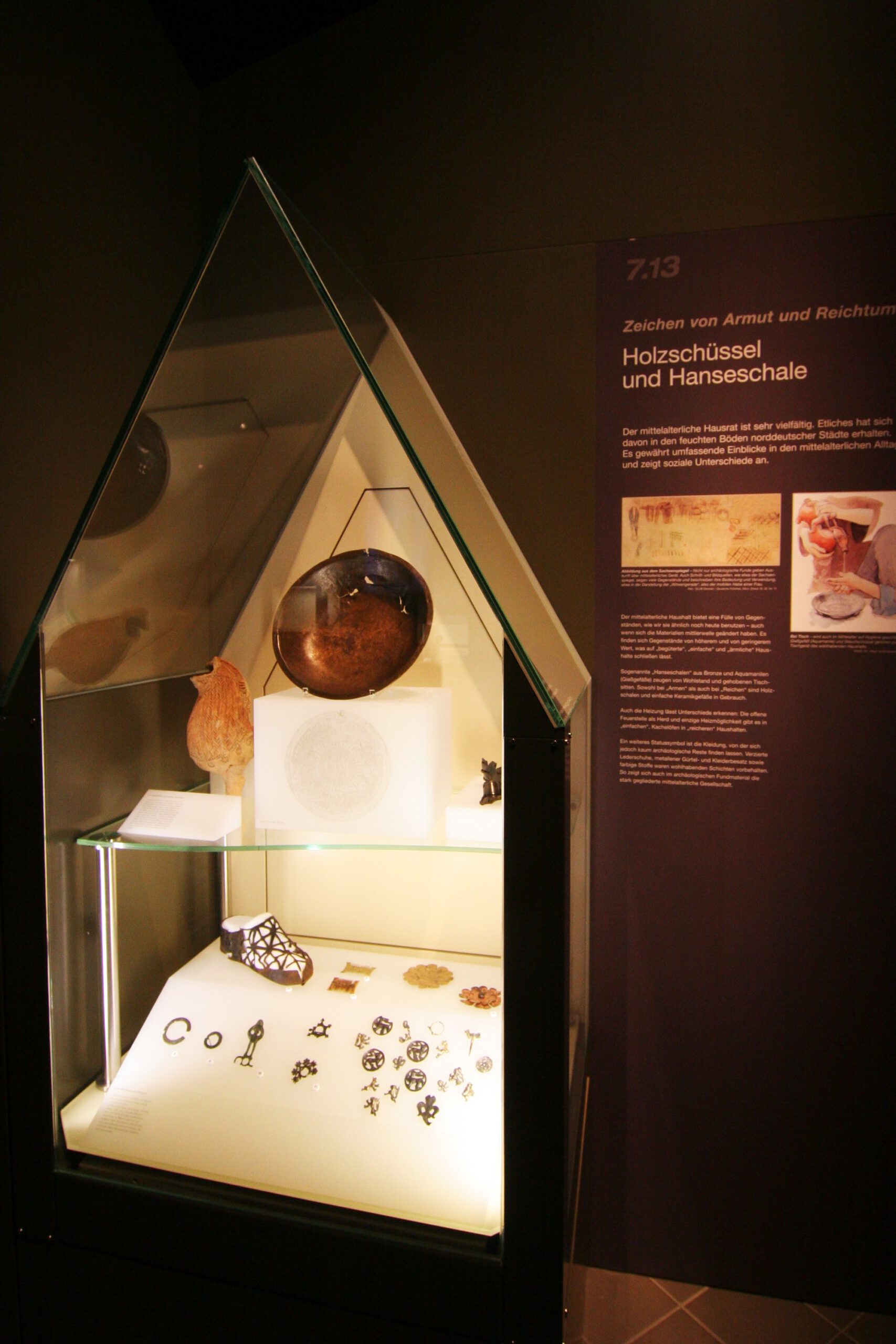Vitrine in Hausform mit Fundstücken